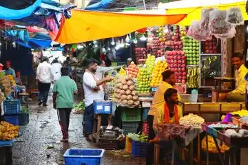 bustling markets in Mumbai India